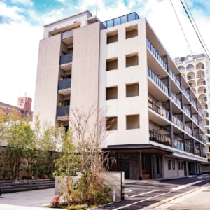 博多駅から徒歩約13分。バス通りに面し、外出や来訪にも便利な立地 (外観)